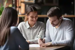 Personas que firman un contrato de crédito