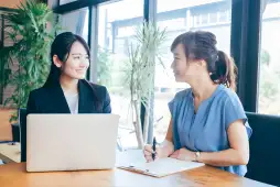 ローンに署名する人々