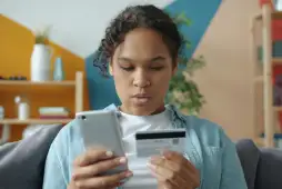 Qué pasa si te atrasas 1 día en la tarjeta de crédito